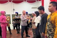 Kapolda Kalsel Irjen Pol Rusyanto Yudha Hermawan bersama Bupati Balangan H Abdul Hadi secara simbolis menyerahkan kunci rumah kepada penerima manfaat program bedah rumah, di Mako Satbrimob Banjarbaru, Selasa (24/6/2025). (foto: Istimewa)