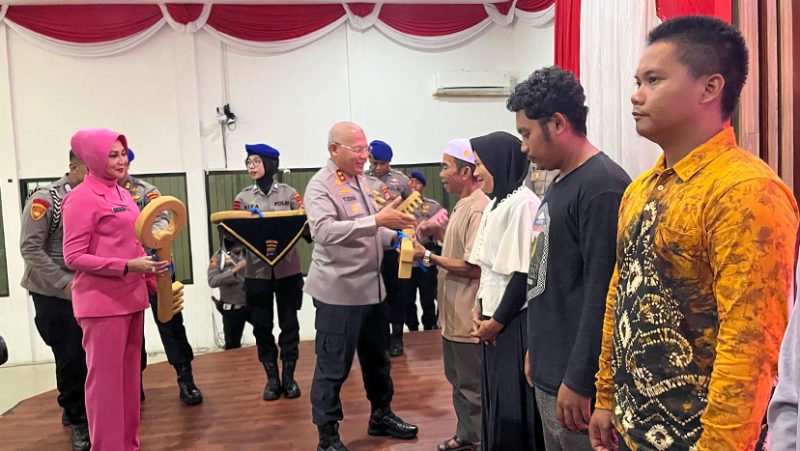 Kapolda Kalsel Irjen Pol Rusyanto Yudha Hermawan bersama Bupati Balangan H Abdul Hadi secara simbolis menyerahkan kunci rumah kepada penerima manfaat program bedah rumah, di Mako Satbrimob Banjarbaru, Selasa (24/6/2025). (foto: Istimewa)