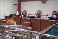 Terdakwa Andhika Gayu saat mendengarkan vonis majelis hakim atas tindakan penganiayaan yang dia lakukan. (foto: istimewa)