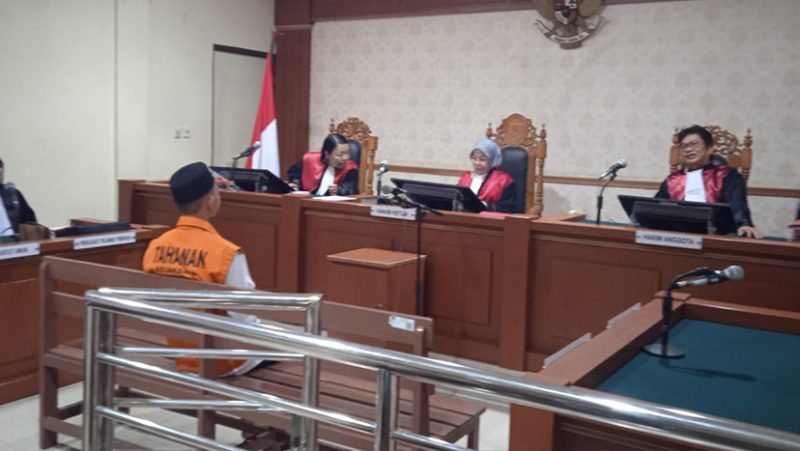 Terdakwa Andhika Gayu saat mendengarkan vonis majelis hakim atas tindakan penganiayaan yang dia lakukan. (foto: istimewa)