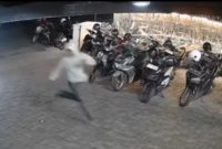Tangkapan layar unggahan akun Instagram @info_banjarmasin seorang berkaos panjang putih menenteng clurit panjang menerobos masuk sebuah kafe di Banjarbaru, Kamis (26/6/2025) malam (foto: IG @info_banjarmasin)