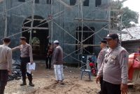 Kapolsek Banjang AKP Robby Ansharie Bahasuan (dua dari Kanan) menyerahkan bantuan 25 sak semen kepada pengurus Majelis Ta’lim Ahlulkisa di Desa Banjang, Kabupaten Hulu Sungai Utara, dalam rangka Hari Bhayangkara ke-79, Kamis (26/6/2025). (foto: humas/polsekbanjang)