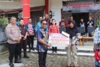 Bupati Mura Heriyus menyerahkan secara simbolis bantuan santunan kematian di hal Dinas Sosial (foto: Diskominfo)