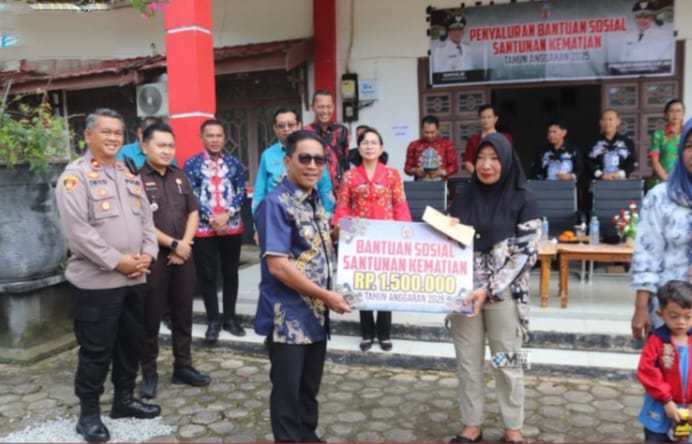 Bupati Mura Heriyus menyerahkan secara simbolis bantuan santunan kematian di hal Dinas Sosial (foto: Diskominfo)