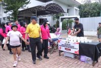 Kapolda Kalsel, Irjen Pol Rosyanto Yudha Hermawan beserta istri dan anaknya saat meninjau stand makan gratis dalam rangka hari Bhayangkara le 79 Taman 0 Km Jalan Jenderal Sudirman atau eks kantor gubernur Kalsel atau tempat Car Free Day (CFD) Banjarmasin.(foto:istimewa)