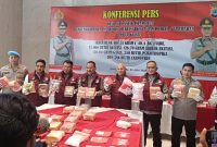 Kapolda Kalsel Irjen Pol Rosyanto Yudha Hermawan bersama Ketua DPRD Kalsel DR ( HC) H Supian HK didampingi Wakapolda Brigjen Pol Golkar Pangarso Rahardjo Winarsadi, Direktur Diresnarkoba Polda Kalsel Kombes Pol Kelana Jaya dan jajaran PJU Polda Kalsel saat menggelar press release (Foto: Mercy)