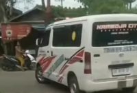 Ambulance saat membawa korban menuju  rumah sakit (Tangkapan layar @info_@banjarmasin)
