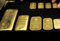 Foto: Karyawati menunjukkan emas PT Aneka Tambang Tbk. (Antam) di salah satu gallery penjualan emas di Jakarta, Selasa (16/7/2024).