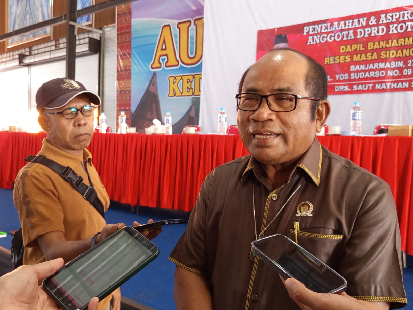 Saut Nathan Samosir Usai Reses di Aula Kedai 99 Trisakti Banjarmasin Barat Saat Diwawancara Wartawan