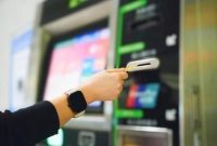 Ilustrasi Nasabah Cek Rekening di ATM