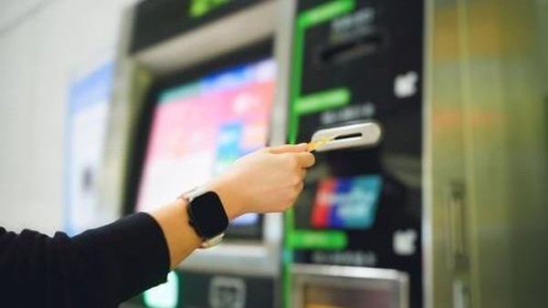 Ilustrasi Nasabah Cek Rekening di ATM