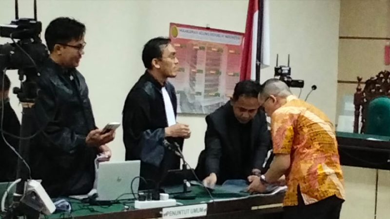 Mantan Kadis PUPR Kalsel Ahmad Solhan saat menandatangani berita acara putusan majelis hakim di Pengadilan Tipikor Banjarmasin, Rabu (9/7).
(foto: istimewa)
