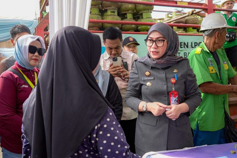 Walikota Banjarbaru Hj Erna Lisa Halaby saat berbincang dengan warga