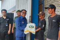 Bupati Heriyus saat menyerahkan bantuan beras di Gudang Bulog Puruk Cahu ( Foto: Maya)

