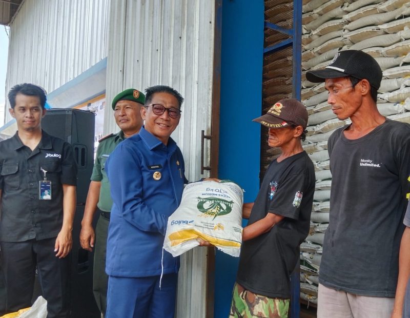 Bupati Heriyus saat menyerahkan bantuan beras di Gudang Bulog Puruk Cahu ( Foto: Maya)
