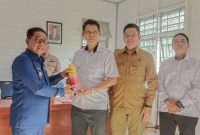 Bupati Heriyus serahkan bantuan herbisida kepada para camat (foto: Maya)
