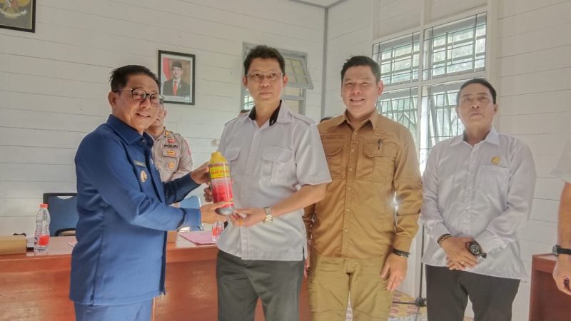 Bupati Heriyus serahkan bantuan herbisida kepada para camat (foto: Maya)
