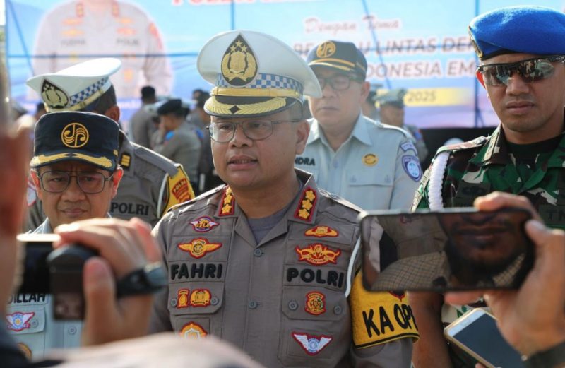 Direktur Lalu Lintas Polda Kalsel, Kombes Pol Dr Fahri Siregar saat memberikan penjelasan kepada wartawan terkait Operasi Patuh Intan 2025 di Banjarmasin. (foto Istimewa )
