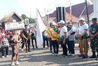 Bupati Heriyus saat melepas puluhan peserta karnaval budaya dalam rangka HUT Mura ke-23 tahun (Foto Maya)
