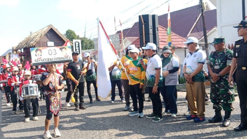 Bupati Heriyus saat melepas puluhan peserta karnaval budaya dalam rangka HUT Mura ke-23 tahun (Foto Maya)
