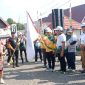 Bupati Heriyus saat melepas puluhan peserta karnaval budaya dalam rangka HUT Mura ke-23 tahun (Foto Maya)
