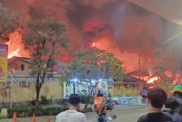 KOBARAN api hebat yang melanda Pasar Taman Puring Kebayoran Baru,Jakarta Selatan (,Foto Mercy)