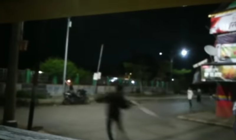 angkapan layar video viral yang menunjukkan pemuda membawa balok kayu di Teluk Kelayan, Banjarmasin, Minggu dinihari (13/7/2025). (foto: istimewa)