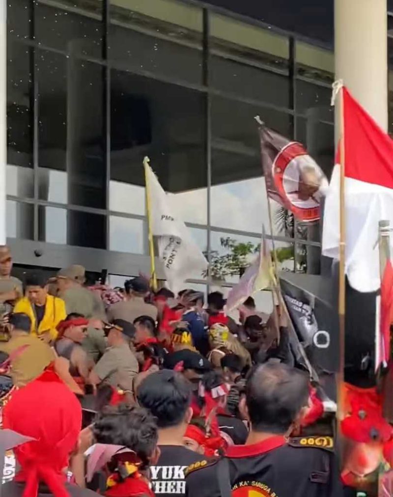 Aliansi Mayarakat Kalbar Geruduk Kantor Gubenur Kalbar,Tolak Keras Program Transmigrasi!