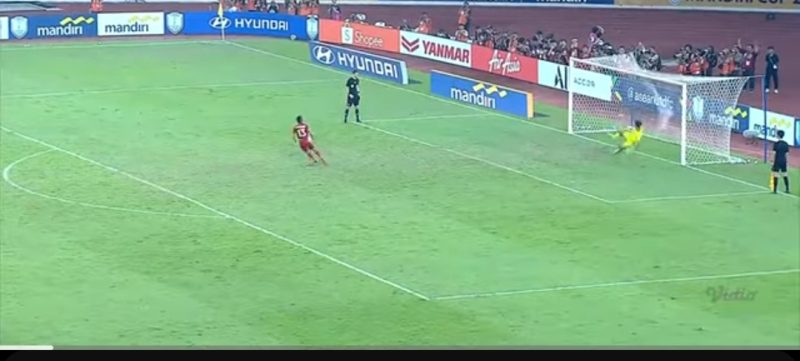 Eksekusi penentu dari Alfharezzi Buffon sukses menjebol gawang lawan dalam adu pinalti yang dramatis (tangkapan layar you tube