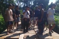 Jembatan Ribau penghubung Desa Kina dan Jemuat dipotong oleh orang tak dikenal, satu korban luka-luka dan kerugian materi. (Kandar/Radar Sampit)