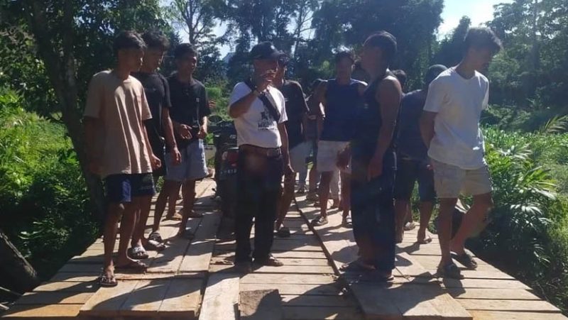Jembatan Ribau penghubung Desa Kina dan Jemuat dipotong oleh orang tak dikenal, satu korban luka-luka dan kerugian materi. (Kandar/Radar Sampit)