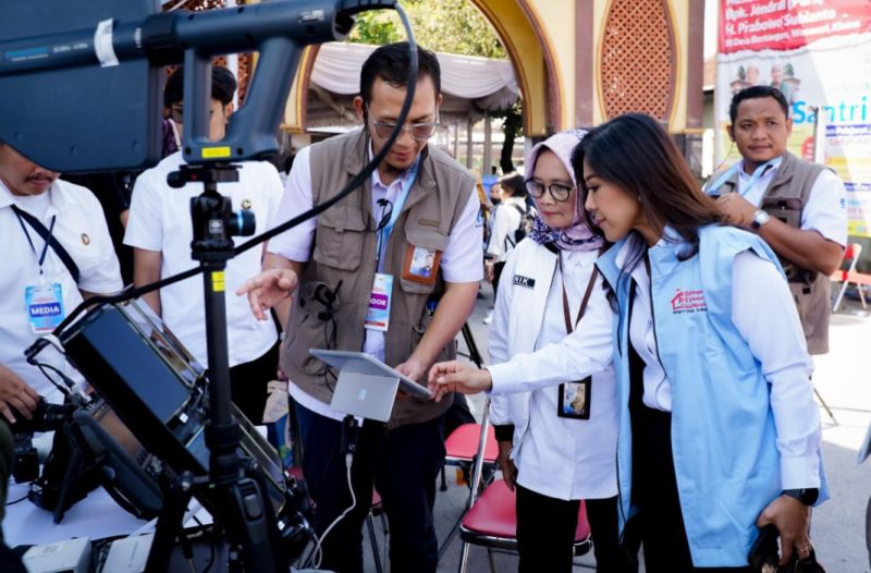 Menteri Komunikasi dan Digital (Menkomdigi) Meutya Hafid mengungkapkan dukungan Kemkomdigi terhadap Koperasi Desa/Kelurahan Merah Putih (KDMP) yang menggabungkan koneksi internet berkecepatan tinggi dengan pelatihan digital berjenjang bagi pengelola koperasi desa. Hal itu disampaikan Menkomdigi saat hadir pada peluncuran KDMP di Desa Bentangan, Klaten, Jawa Tengah, sambil mengecek peralatan penguat sinyal dan pengamanan frekuensi milik Balai Monitoring Yogyakarta