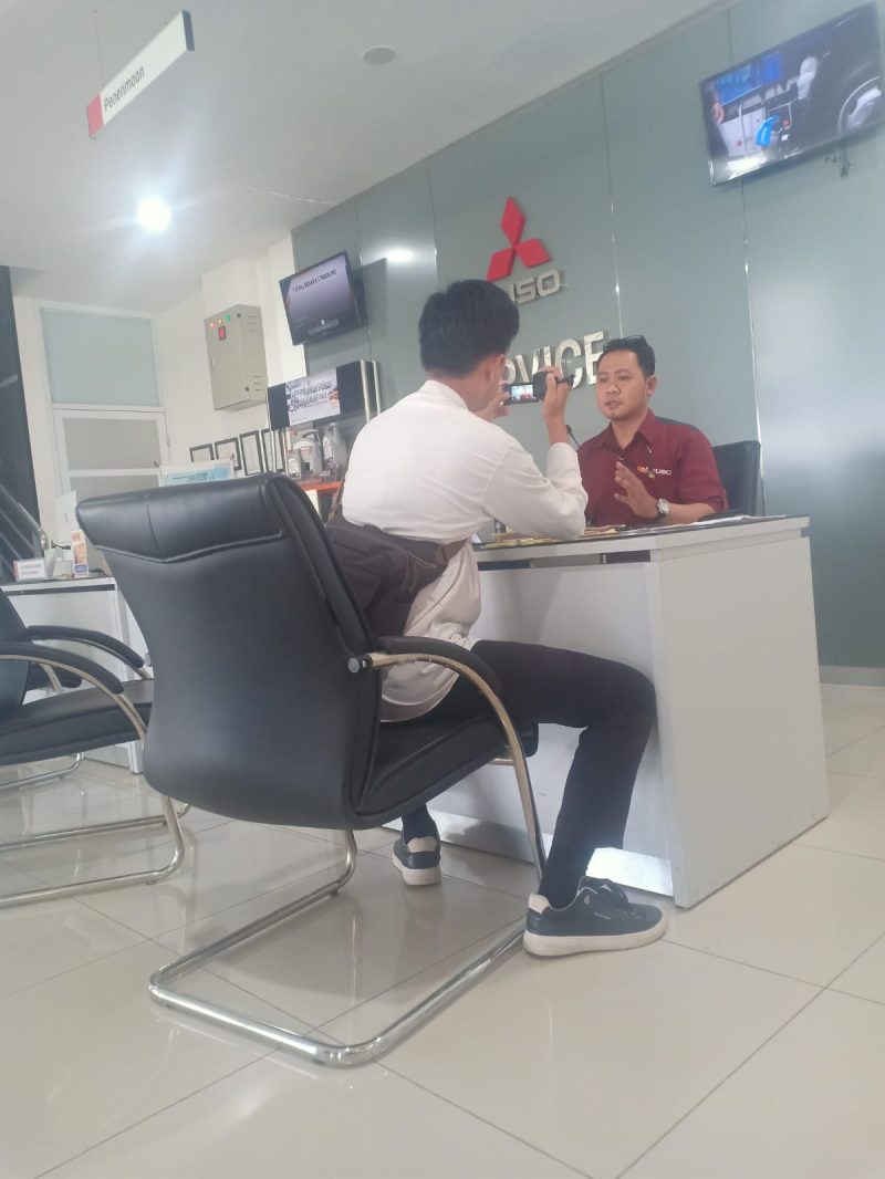 Service Advisor Mitsubishi Fuso Saca Anjar Batara Saat Memberikan Penjelasan Kepada Wartawan