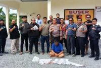 Pelaku penganiayaan pembunuhan di Mantuil Banjarmasin bernama M Samson alias Isun diamankan Tim Gabungan Kepolisian, Selasa (1/7/2025). (foto: istimewa)