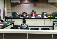 Kadis PUPR Tanbu Hernadi Wibisono Toyib ST MT saat mengikuti jalannya persidangan dengan agenda pembacaan dakwaan, Selasa (1/6/2025). (Foto: Istimewa)