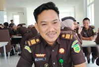 Kasi Intelijen Kejari Tabalong, M. Fadhil, saat memberikan keterangan terkait perkembangan kasus dugaan korupsi di Perumda Tabalong Jaya Persada.