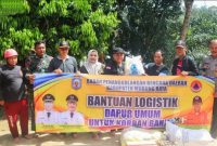 Penyerahan Bantuan kepada Warga melalui Posko Siaga Banjir (foto : Diskominfo)