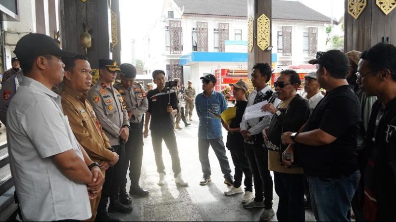 Pemko Banjarmasin Didemo Massa Tuntun Transparansi dan Birokrasi
