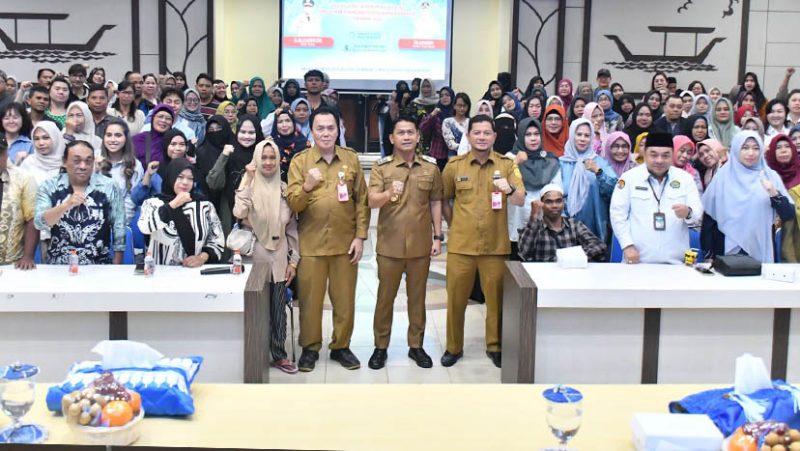Foto bersama Walikota  H. Muhammad Yamin HR.  dan peserta IKM Sertifikasi Halal Banjarmasin