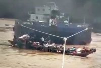 Kecelakaan air di Sungai Barito, Barito Utara, mengakibatkan 3 penumpang taksi motor Black Kobra hilang setelah ditabrak tongkang. 27 orang berhasil diselamatkan, pencarian masih berlangsung. (Foto: tangkapan layar video amatir)