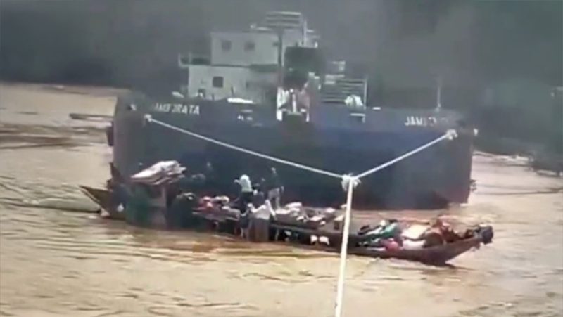 Kecelakaan air di Sungai Barito, Barito Utara, mengakibatkan 3 penumpang taksi motor Black Kobra hilang setelah ditabrak tongkang. 27 orang berhasil diselamatkan, pencarian masih berlangsung. (Foto: tangkapan layar video amatir)