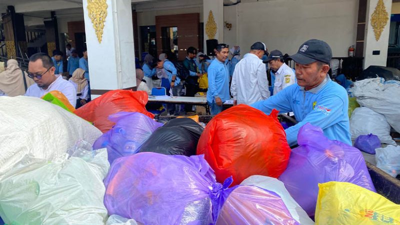 Sedekah sampah di Hari Lingkungan Hidup Sedunia di Banjarmasin.