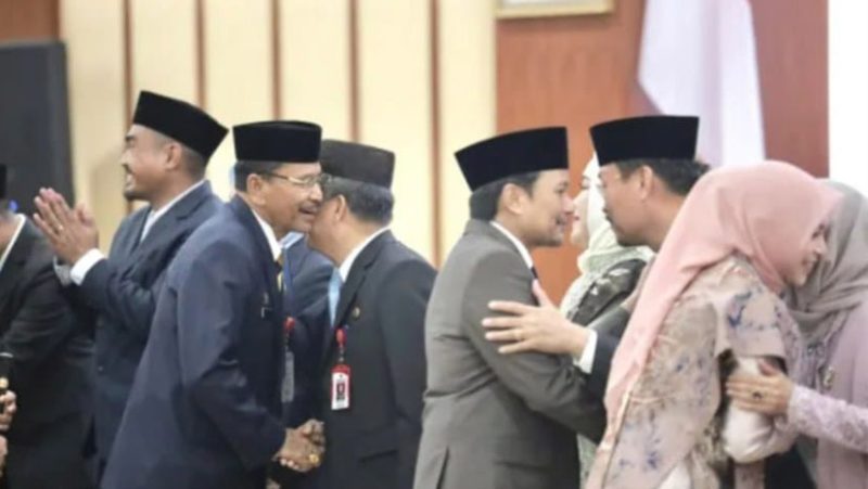 Ketua DPRD Provinsi Kalsel Dr (HC) H Supian HK, SH, MH menyampaikan ucapan selamat kepada Sekda Kalsel HM Syarifuddin, M.Pd usai dilantik menjadi Sekda Kalsel definitif oleh Gubernur Kalsel H Muhidin.(foto : humasdprdkalsel)