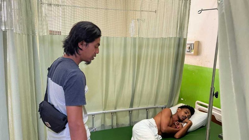 Korban Aniaya bernama M Irfan ini sudah sadar melewati masa kritis saat dijenguk anggota Polsek Banjarmasin Barat, Senin (14/7/2025). (foto:istimewa)
