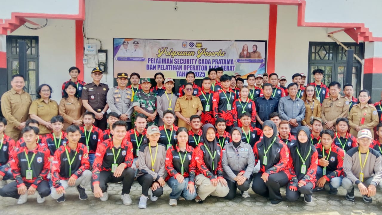 Bupati Heriyus saat melepas peserta pelatihan olerator alat berat dan peserta diksar satpam gada pratama (foto: maya)