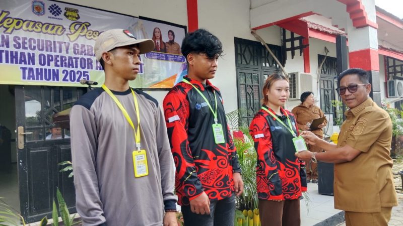 Bupati Heriyus saat melepas peserta pelatihan operator alat berat dan peserta diksar satpam gada pratama (foto: maya)