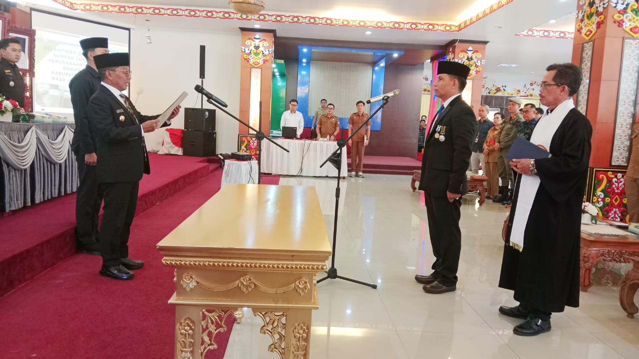 Bupati Heriyus saat melantik Direktur Perumda Danum Pomolum Murung Raya (foto: Maya)