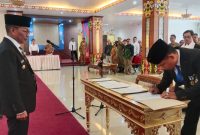 Bupati Heriyus saat melantik Direktur Perumda Danum Pomolum Murung Raya (foto: Maya)