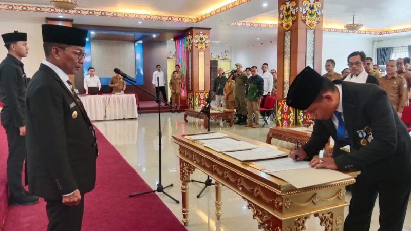 Bupati Heriyus saat melantik Direktur Perumda Danum Pomolum Murung Raya (foto: Maya)