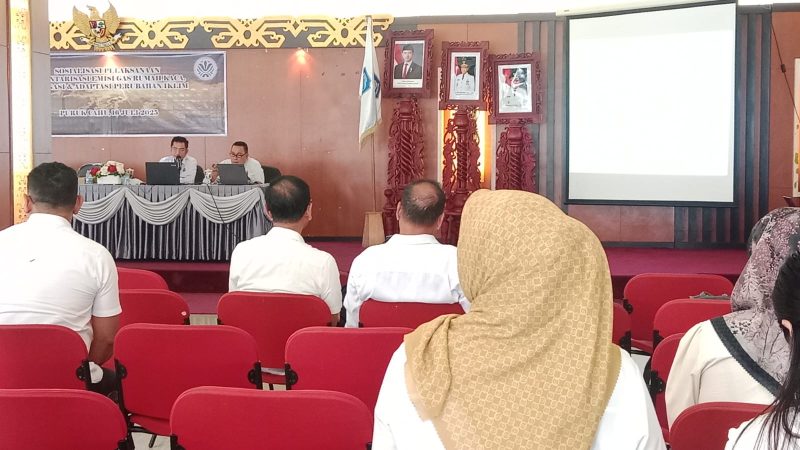Kegiatan sosialisasi inventarisasi emisi gas rumah kaca, mitigasi dan adaptasi perubahan iklim di aula gedung Cahai Ondhui Tingang (foto: maya)